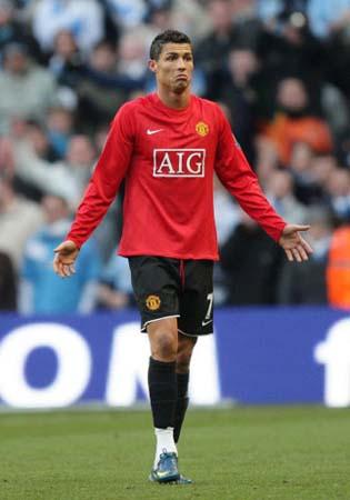 致敬，王刚庆祝足协杯冠军时背后写着：献给我们的主帅塞蒂恩