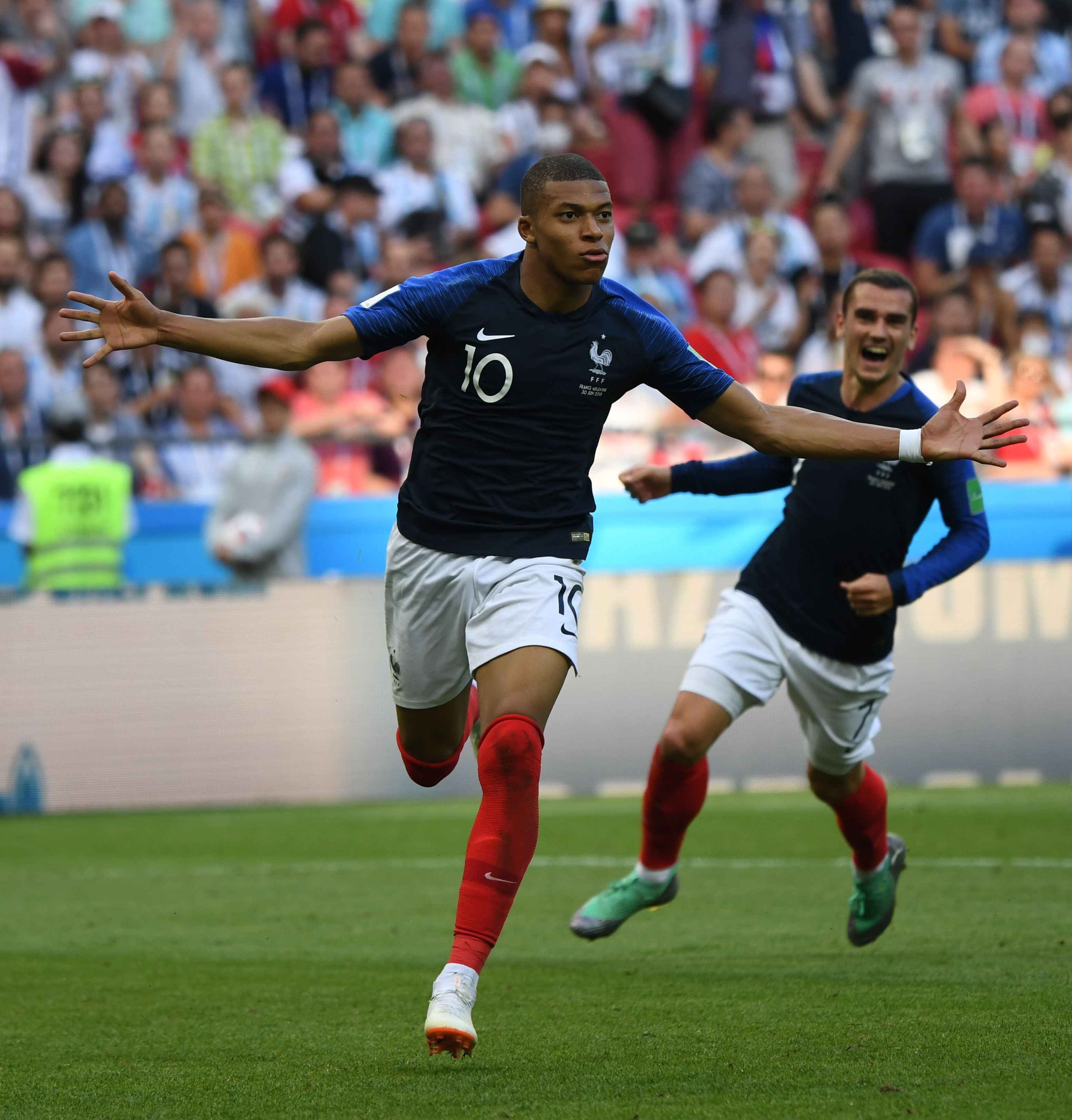 曼联在关键比赛中表现不佳，换人失误导致防守漏洞，边路优势被对手逆转，整体表现令球迷不满。（关键战曼联失色：换人失策致防线出漏洞，边路遭反制，整体表现引发球迷不满）