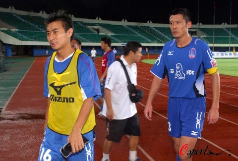 曼联4-1狼队全场数据：射正次数10-2，控球率超6成（曼联4-1狼队：数据全面占优，射正10比2、控球率超60%）