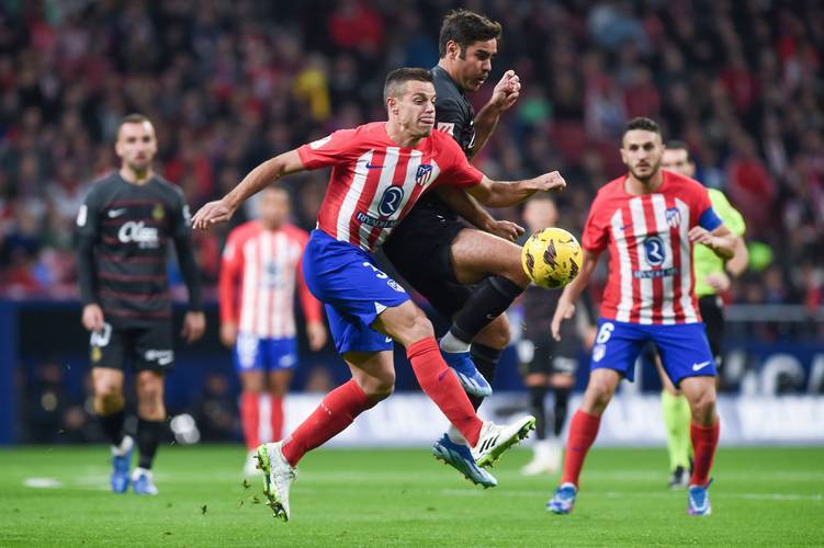 格雷米奥扳平后，主帅梅内塞斯与球迷发生口角并向其竖中指