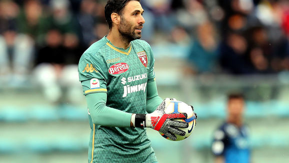 柏林联合主帅：我们的第一球越位5毫米，这种判罚简直是疯了（柏林联合主帅不满：首球仅越位5毫米，这判罚太离谱）