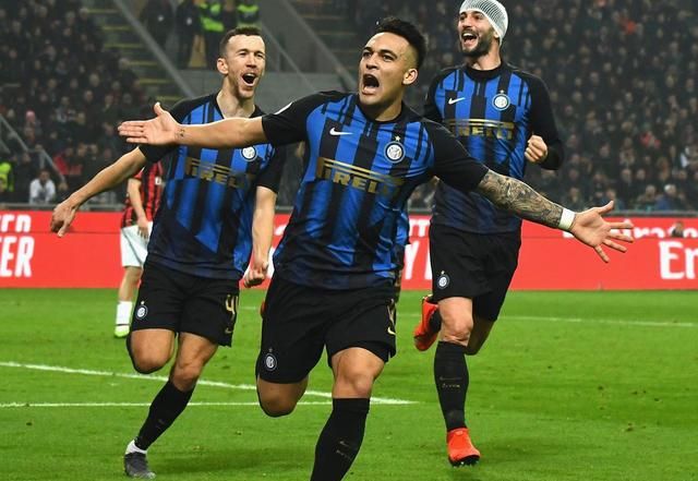 英超半场：奥布莱恩离谱手球，哲凯赖什点射，阿森纳1-0埃弗顿（英超半场：奥布莱恩手球送点，赖斯点射破门，阿森纳1-0埃弗顿）