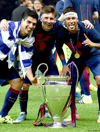 状态火热！穆雷首节6中4得到10分2篮板1助攻（穆雷开局火力全开：首节6投4中拿下10分2篮板1助攻）