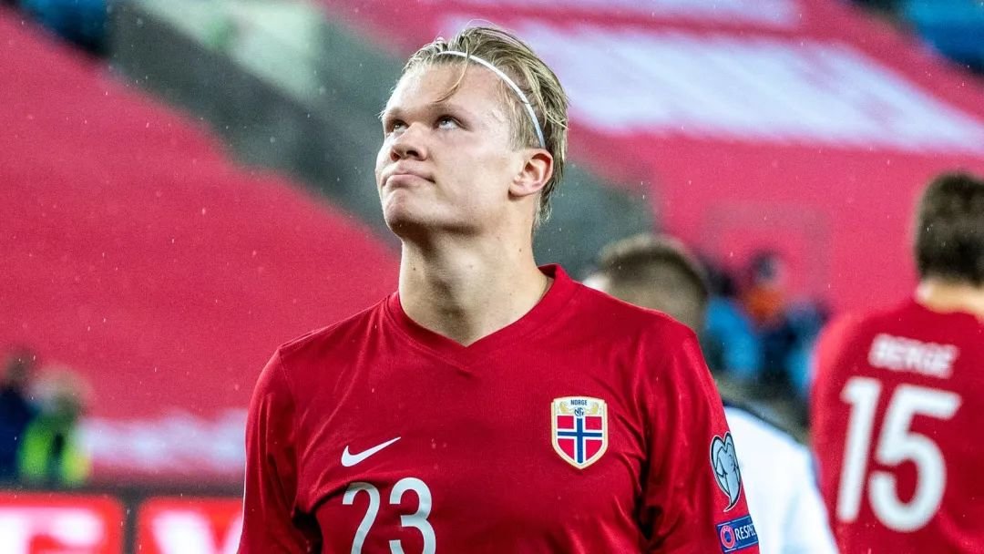 阿图什杯球员进球后跑上看台给母亲献花，后两黄变一红被罚下（阿图什杯球员破门后上看台为母献花，随后两黄变红被罚出场）