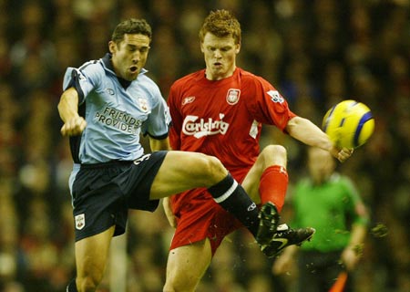 中超赛场争议判罚：VAR判罚引发热议,（中超赛场再起争议：VAR判罚掀起热议）