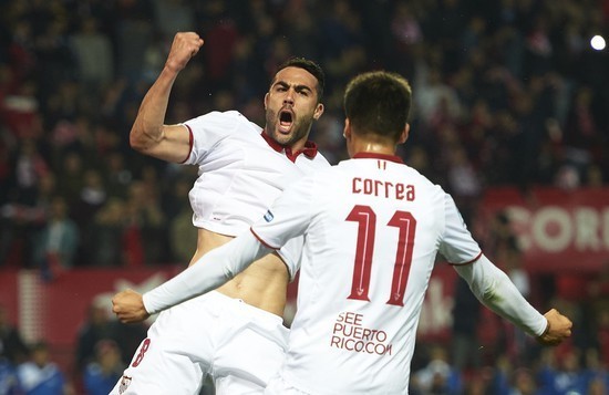 尤文大巴玻璃再次被洪水球迷砸碎！（尤文大巴车窗再度遭洪水球迷砸碎）