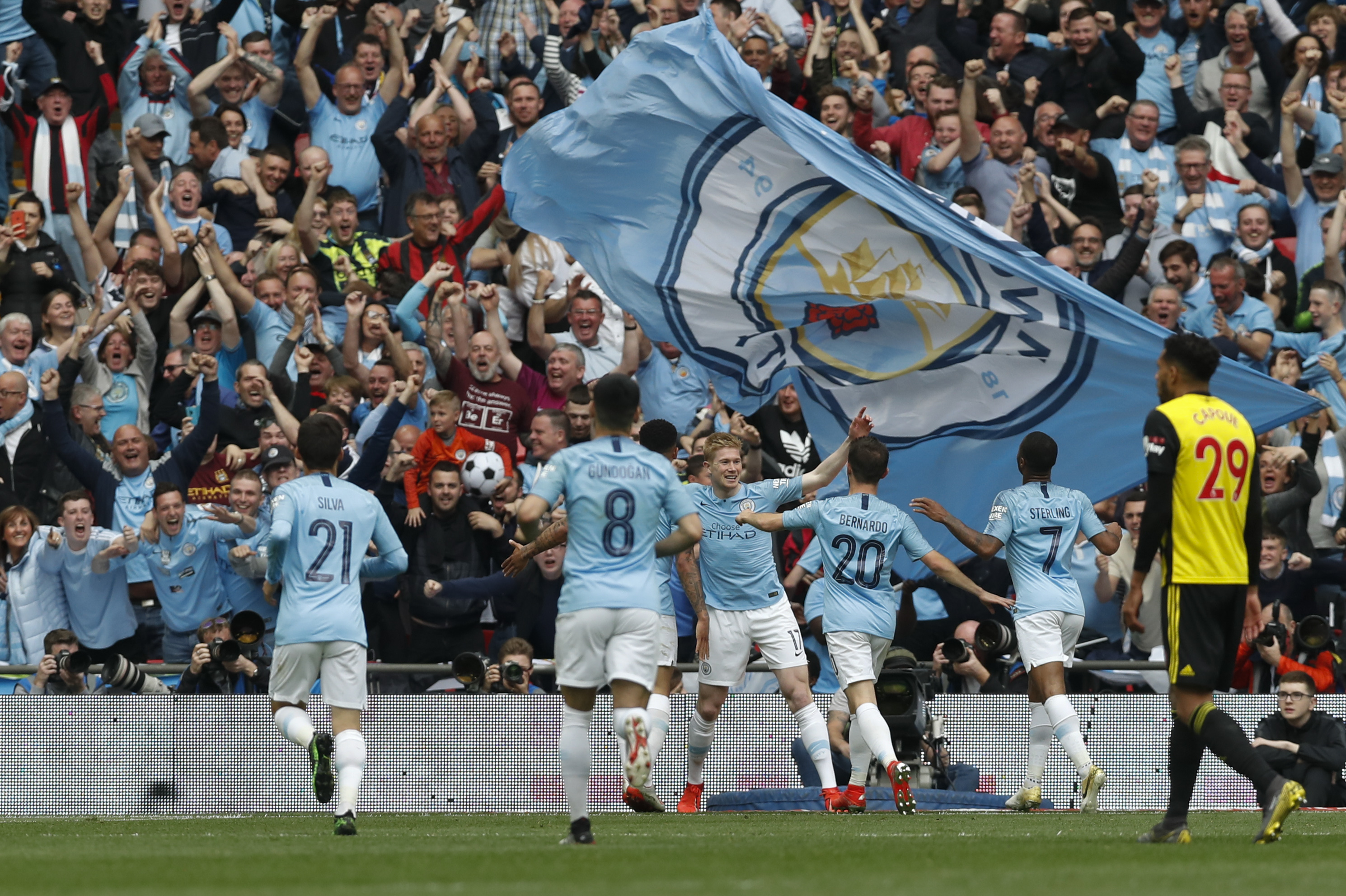 记者：兰克尔-泽擅空手套白狼，找朴志洙要落场球衣而不是换（记者：兰克尔-泽被指“空手套白狼”，向朴志洙索要赛后球衣而非交换）