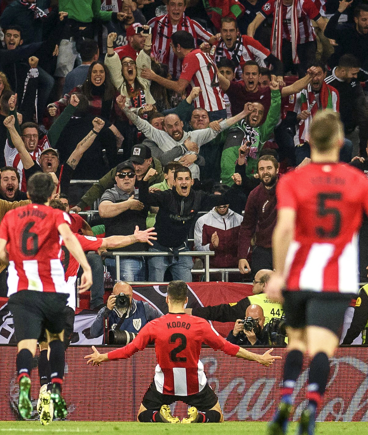 新疆一家进出口贸易公司向阿图什市捐赠足球场，价值1亿元（新疆一进出口贸易企业向阿图什市捐建足球场，捐资1亿元）