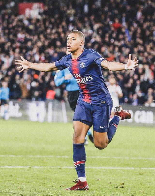 正义必胜：老八小真激辩梅西，小王老真翻案巴萨（正义当先：老八小真激辩梅西，小王老真为巴萨正名）