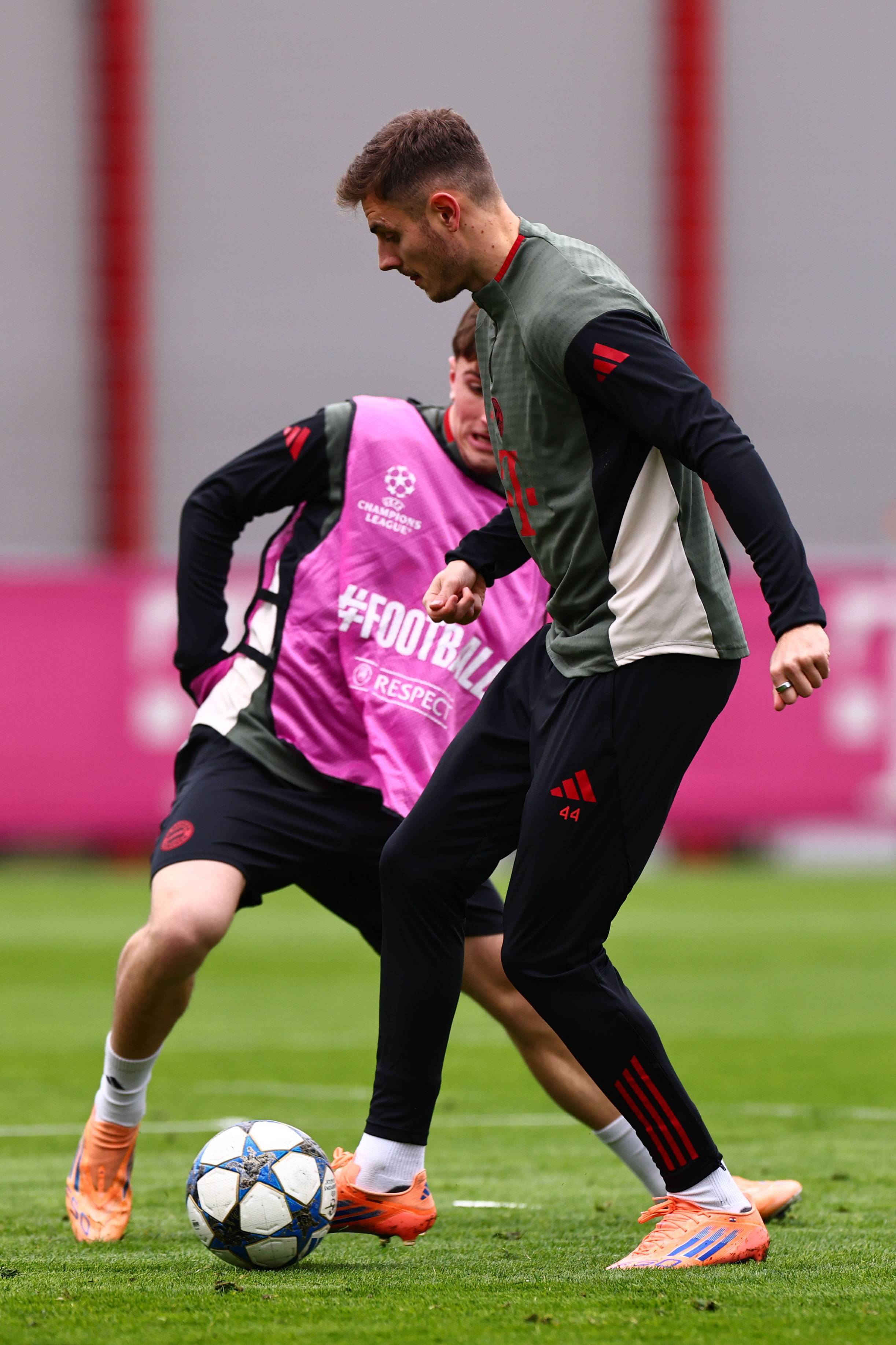 懂球帝12周年120大瞬间1／4决赛：德拜梅磊包揽，谁将杀出半区？（懂球帝12周年120大瞬间八强战：德拜梅磊悉数入围，谁能突围半区？）