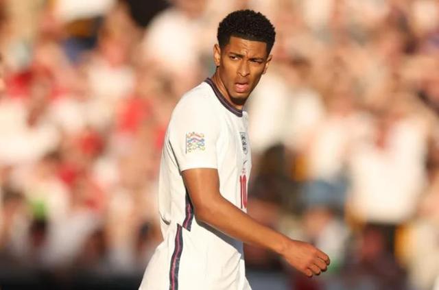 梅开二度助那不勒斯战胜尤文，霍伊伦当选全场最佳球员（梅开二度助那不勒斯击败尤文，霍伊伦荣膺全场最佳）