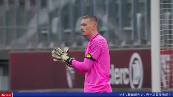 摸吉祥物女演员胸部，前塞尔塔队长马略被判赔偿1000欧