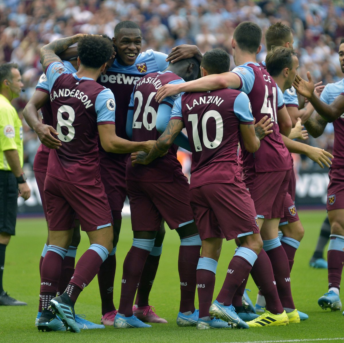 2025中超助攻榜：纳萨里奥、克雷桑9次并列第一，韦世豪8次（2025中超助攻榜：纳萨里奥与克雷桑各9助并列榜首，韦世豪8助紧随其后）