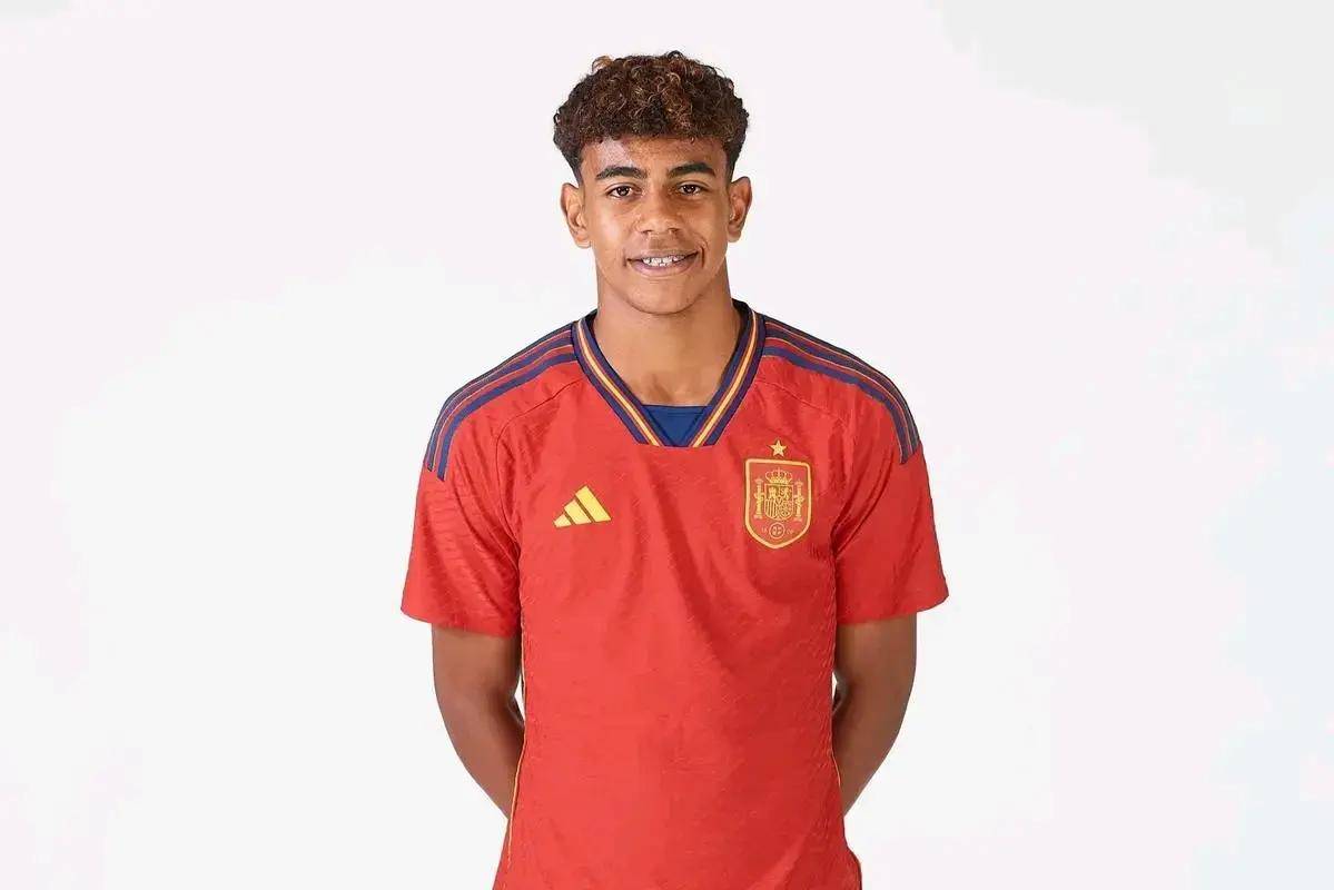 半场战报：博洛尼亚1-2克雷莫内塞，奥尔索利尼点射，瓦尔迪、帕耶罗破门（半场综述：博洛尼亚1-2落后克雷莫内塞，奥尔索利尼点球命中，瓦尔迪、帕耶罗建功）